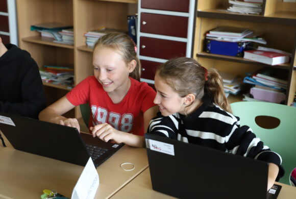 Eigene Laptops für die ersten Klassen Eigene Laptops für die ersten Klassen