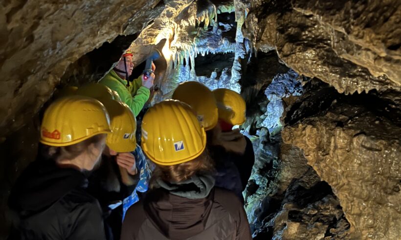 Helm auf, Taschenlampe an – Speläologen unterwegs durch die Ötscher-Tropfsteinhöhle Helm auf, Taschenlampe an – Speläologen unterwegs durch die Ötscher-Tropfsteinhöhle