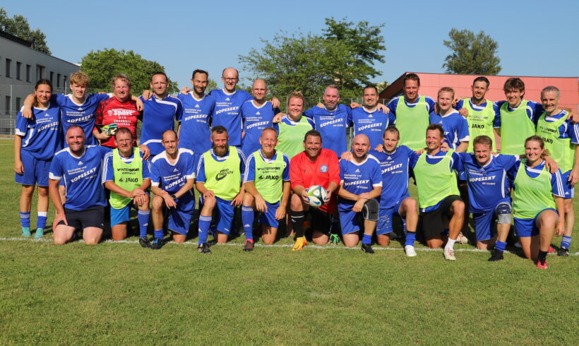 Wenn Lehrer gegen Eltern Fußball spielen … Wenn Lehrer gegen Eltern Fußball spielen …