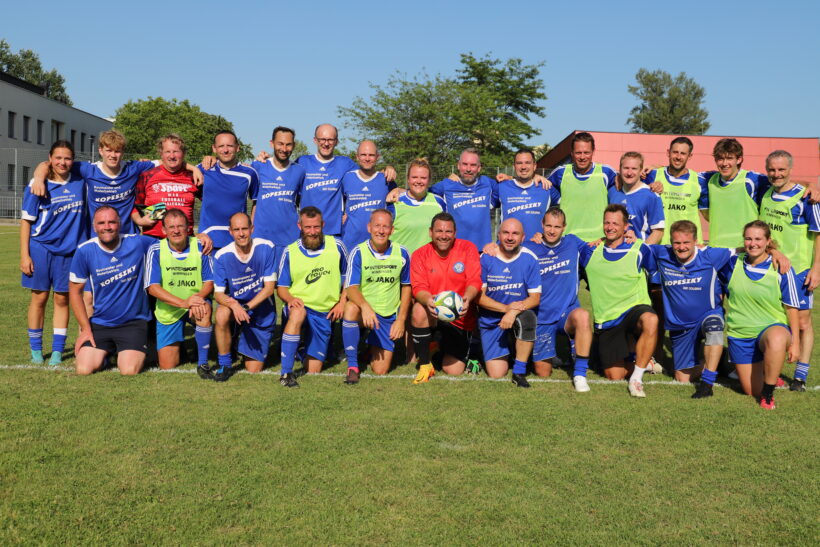 Wenn Lehrer gegen Eltern Fußball spielen … Wenn Lehrer gegen Eltern Fußball spielen …