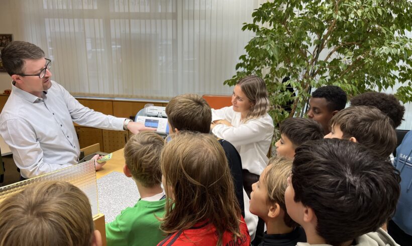 Besuch der 2D-Klasse in der Raiffeisenbank Amstetten Besuch der 2D-Klasse in der Raiffeisenbank Amstetten