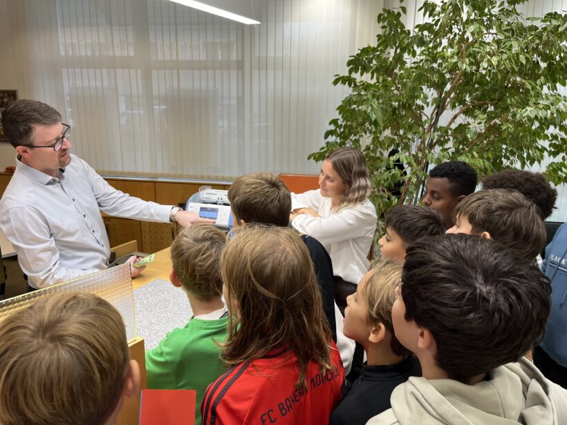 Besuch der 2D-Klasse in der Raiffeisenbank Amstetten