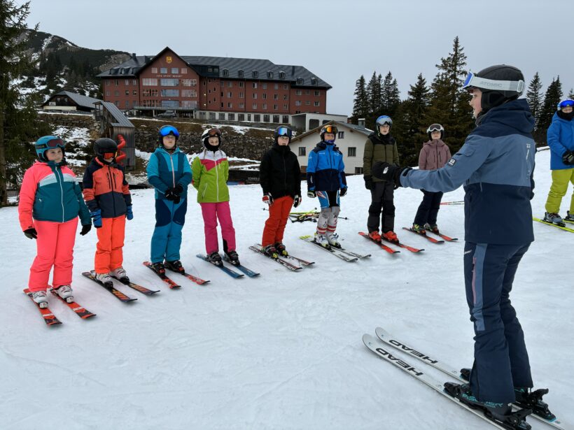 Ski- und Gemeinschaftstag der 1. und 2. Klassen – ein unvergessliches Erlebnis Ski- und Gemeinschaftstag der 1. und 2. Klassen – ein unvergessliches Erlebnis