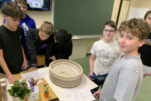 Spielerisch Latein lernen: Die 3. Klassen entdecken die Welt der Römer Spielerisch Latein lernen: Die 3. Klassen entdecken die Welt der Römer