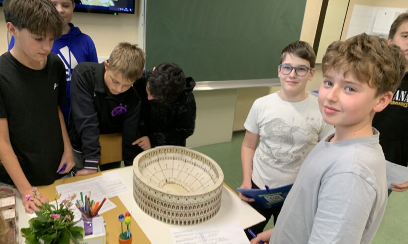 Spielerisch Latein lernen: Die 3. Klassen entdecken die Welt der Römer