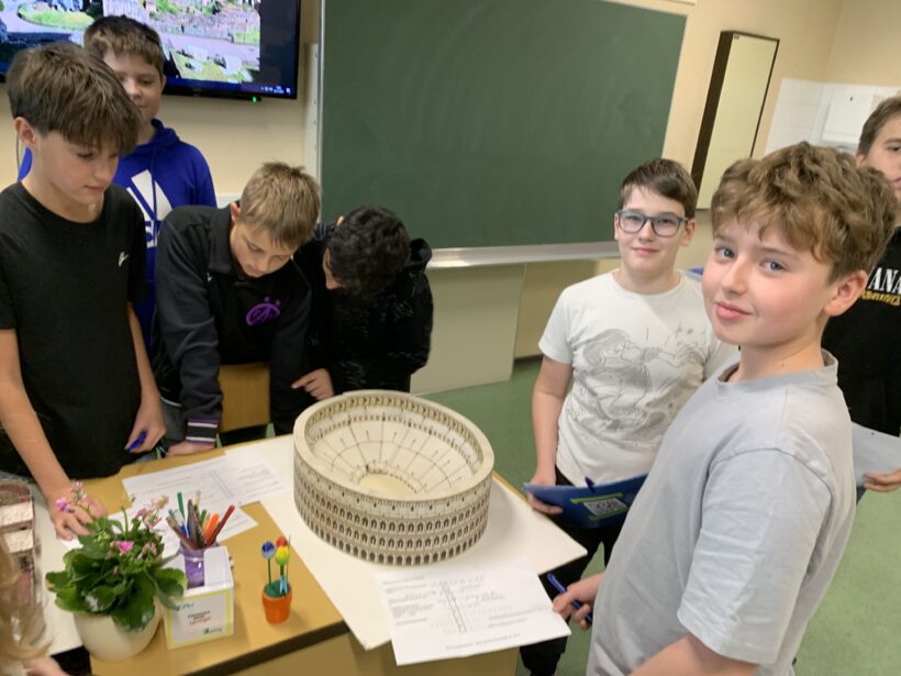 Spielerisch Latein lernen: Die 3. Klassen entdecken die Welt der Römer