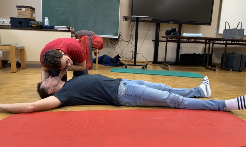 Erste Hilfe-Fortbildung für das Lehrerkollegium macht unsere Schule „Erste Hilfe Fit“ Erste Hilfe-Fortbildung für das Lehrerkollegium macht unsere Schule „Erste Hilfe Fit“