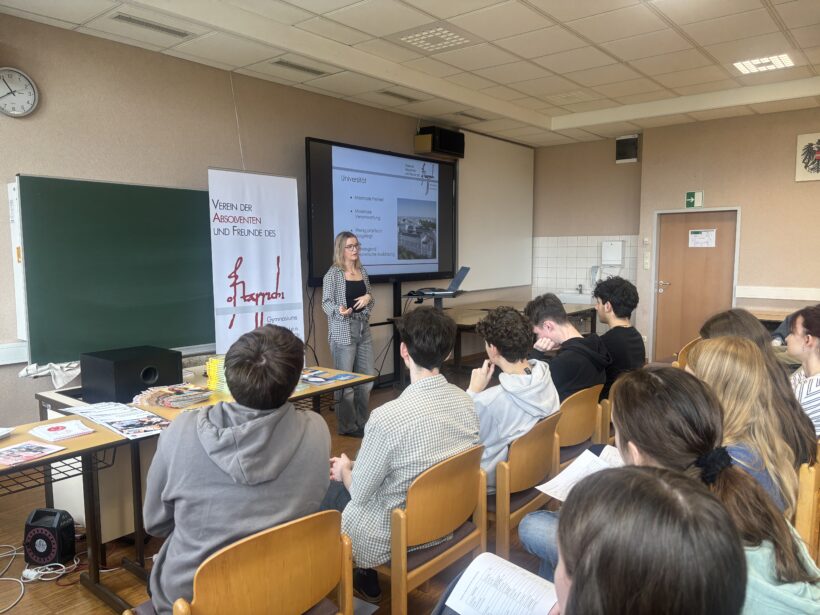 AbsolventInnen informieren über Studieneinstieg AbsolventInnen informieren über Studieneinstieg