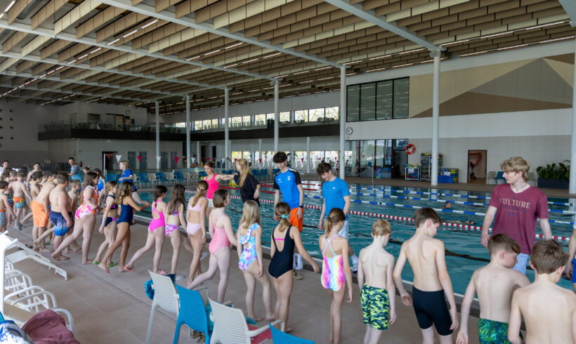 “Groß für Klein” auch im Schwimmunterricht