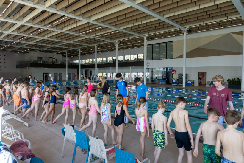 “Groß für Klein” auch im Schwimmunterricht