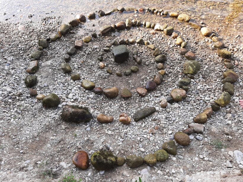 Ein erfrischendes Kunstprojekt: Land Art im Kunstunterricht der 3BCD Ein erfrischendes Kunstprojekt: Land Art im Kunstunterricht der 3BCD