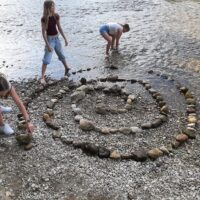 Ein erfrischendes Kunstprojekt – Land Art im Kunstunterricht der 3bcd