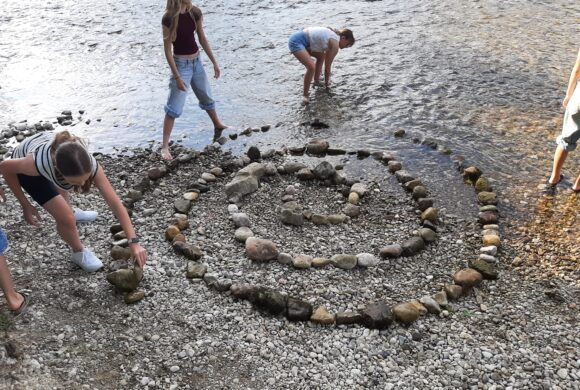 Ein erfrischendes Kunstprojekt – Land Art im Kunstunterricht der 3bcd