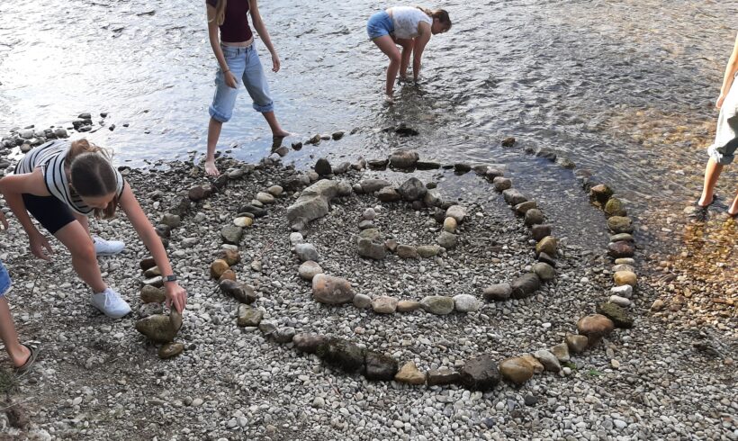 Ein erfrischendes Kunstprojekt – Land Art im Kunstunterricht der 3bcd