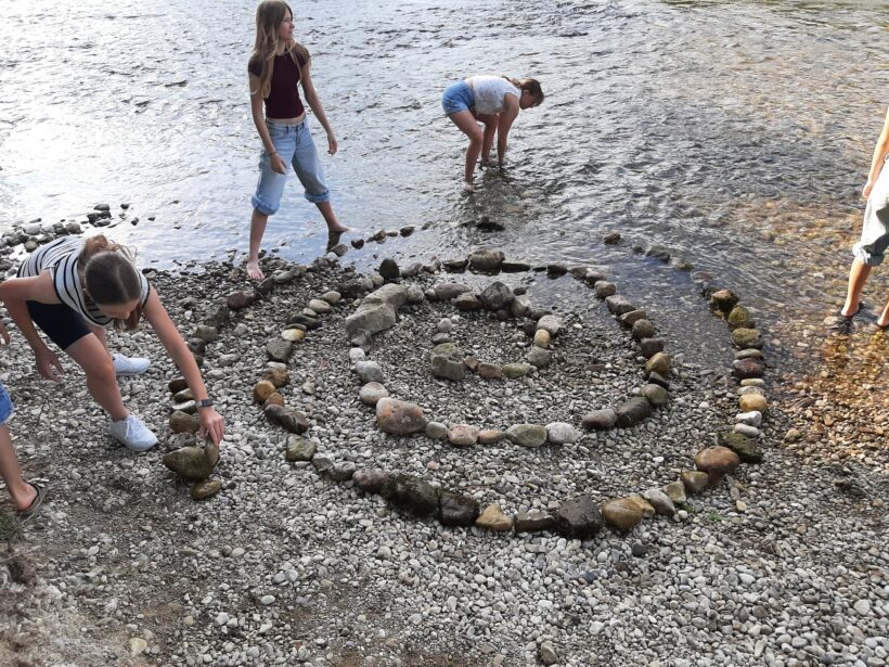 Ein erfrischendes Kunstprojekt – Land Art im Kunstunterricht der 3bcd Ein erfrischendes Kunstprojekt – Land Art im Kunstunterricht der 3bcd